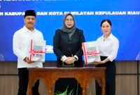 Plh Wali Kota Batam, Li Claudia Chandra, menerima LKPD Tahun Anggaran 2025 di Kantor BPK Perwakilan Provinsi Kepulauan Riau, Selasa (2/6/2026). Foto: Humas Diskominfo Batam