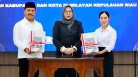 Plh Wali Kota Batam, Li Claudia Chandra, menerima LKPD Tahun Anggaran 2025 di Kantor BPK Perwakilan Provinsi Kepulauan Riau, Selasa (2/6/2026). Foto: Humas Diskominfo Batam
