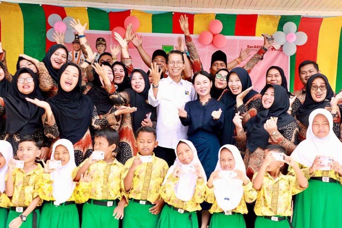Wali Kota Batam, Amsakar Achmad, bersama Wakil Wali Kota Batam, Li Claudia Chandra, bersama siswa saat penyerahan KIA belum lama ini. Foto: Humas Diskominfo Batam