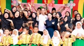 Wali Kota Batam, Amsakar Achmad, bersama Wakil Wali Kota Batam, Li Claudia Chandra, bersama siswa saat penyerahan KIA belum lama ini. Foto: Humas Diskominfo Batam