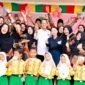 Wali Kota Batam, Amsakar Achmad, bersama Wakil Wali Kota Batam, Li Claudia Chandra, bersama siswa saat penyerahan KIA belum lama ini. Foto: Humas Diskominfo Batam