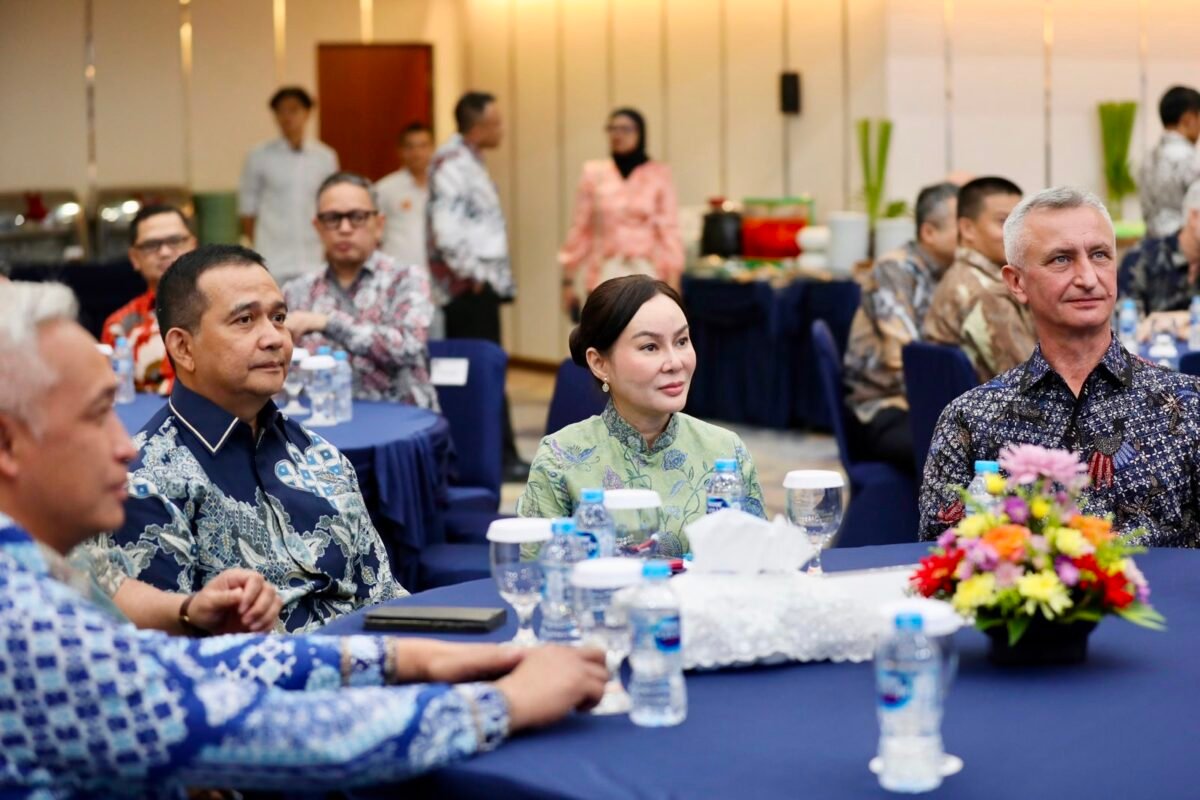 Plh Wali Kota Batam, Li Claudia Chandra, saat menerima kunjungan 22 atase pertahanan dari 19 negara sahabat dalam rangkaian Defence Attache Tour 2026 di Batam, Rabu (3/6/2026). Foto: Humas Diskominfo Batam