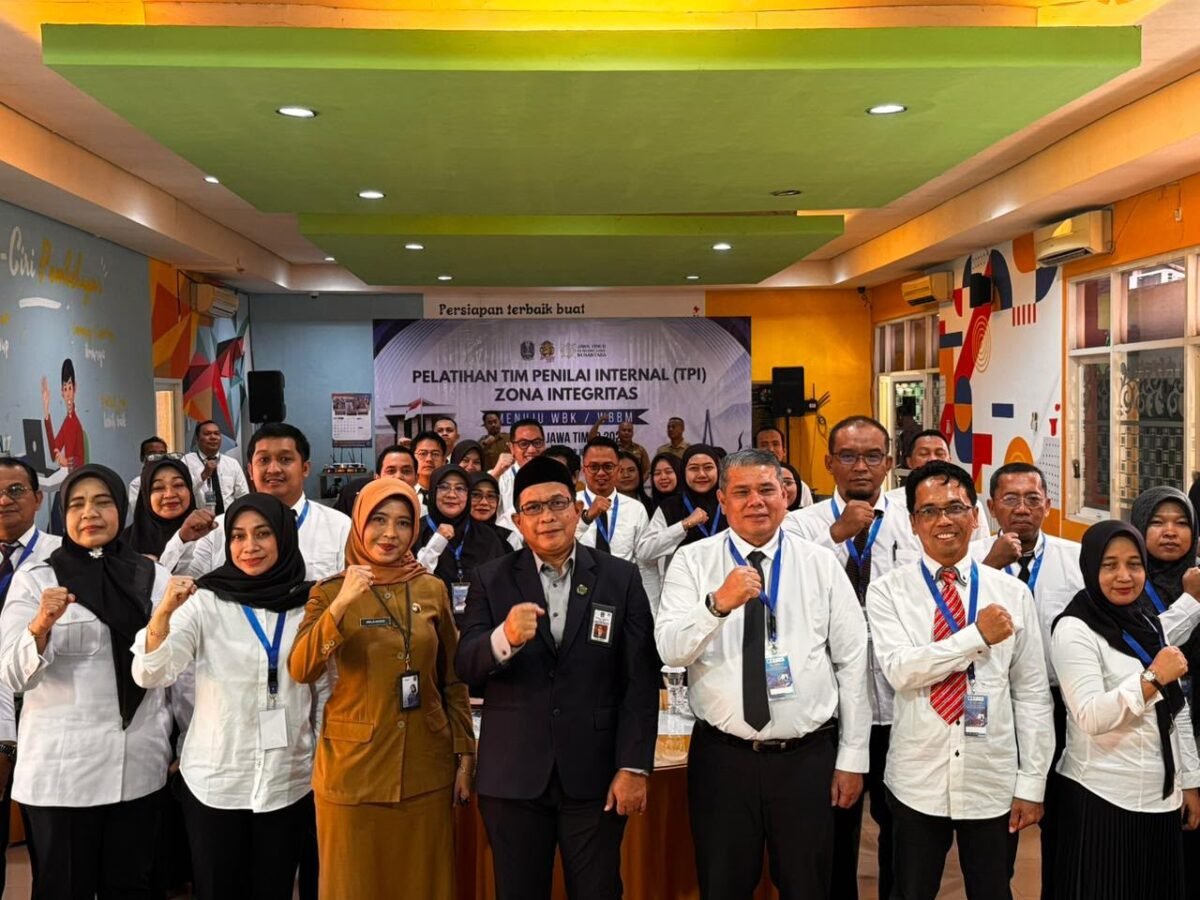 Plt Inspektur Kota Batam, Yusfa Hendri, bersama sejumlah peserta lain ngikuti Diklat Penilai Zona Integritas di Surabaya, Jawa Timur. Foto: Pemko Batam