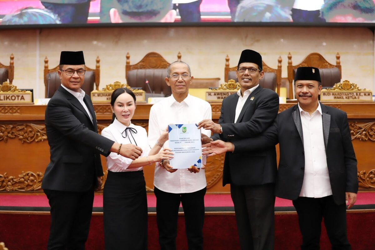 Wali Kota Batam, Amsakar Achmad, dan Wakil Wali Kota Batam, Li Claudia Chandra, menyampaikan Ranperda tentang Pertanggungjawaban Pelaksanaan APBD Kota Batam 2025 kepada pimpinan DPRD Kota Batam di Ruang Sidang Utama DPRD Kota Batam, Rabu (10/6/2026). Foto: Humas Diskominfo Batam