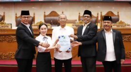 Wali Kota Batam, Amsakar Achmad, dan Wakil Wali Kota Batam, Li Claudia Chandra, menyampaikan Ranperda tentang Pertanggungjawaban Pelaksanaan APBD Kota Batam 2025 kepada pimpinan DPRD Kota Batam di Ruang Sidang Utama DPRD Kota Batam, Rabu (10/6/2026). Foto: Humas Diskominfo Batam