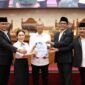 Wali Kota Batam, Amsakar Achmad, dan Wakil Wali Kota Batam, Li Claudia Chandra, menyampaikan Ranperda tentang Pertanggungjawaban Pelaksanaan APBD Kota Batam 2025 kepada pimpinan DPRD Kota Batam di Ruang Sidang Utama DPRD Kota Batam, Rabu (10/6/2026). Foto: Humas Diskominfo Batam