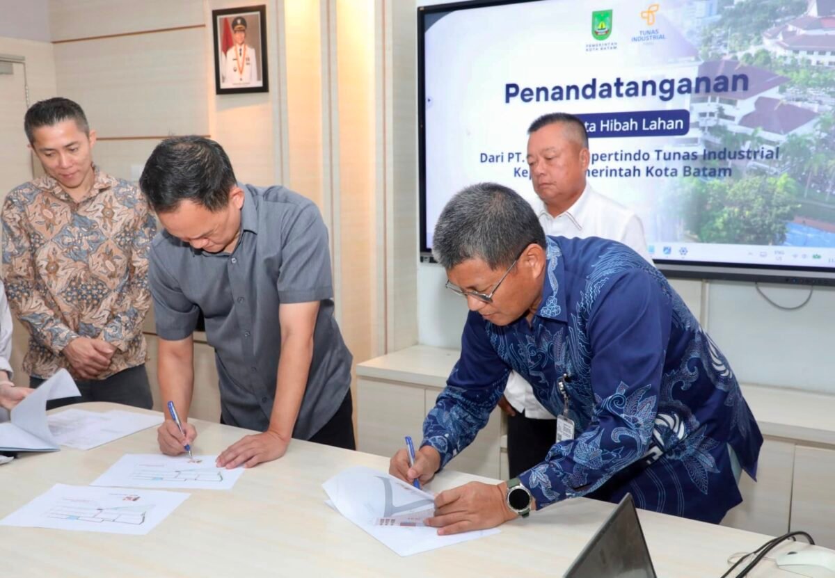ekretaris Daerah Kota Batam, Firmansyah, dan Direktur PT Prima Propertindo Utama, Albert Crenna Dessely, menandatangani naskah hibah di Kantor Wali Kota Batam, Kamis (11/6/2026). Foto: Humas Diskominfo Batam