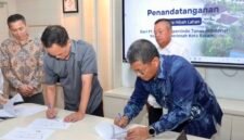 ekretaris Daerah Kota Batam, Firmansyah, dan Direktur PT Prima Propertindo Utama, Albert Crenna Dessely, menandatangani naskah hibah di Kantor Wali Kota Batam, Kamis (11/6/2026). Foto: Humas Diskominfo Batam