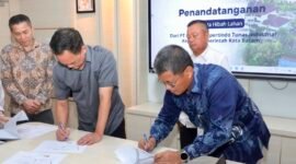 ekretaris Daerah Kota Batam, Firmansyah, dan Direktur PT Prima Propertindo Utama, Albert Crenna Dessely, menandatangani naskah hibah di Kantor Wali Kota Batam, Kamis (11/6/2026). Foto: Humas Diskominfo Batam