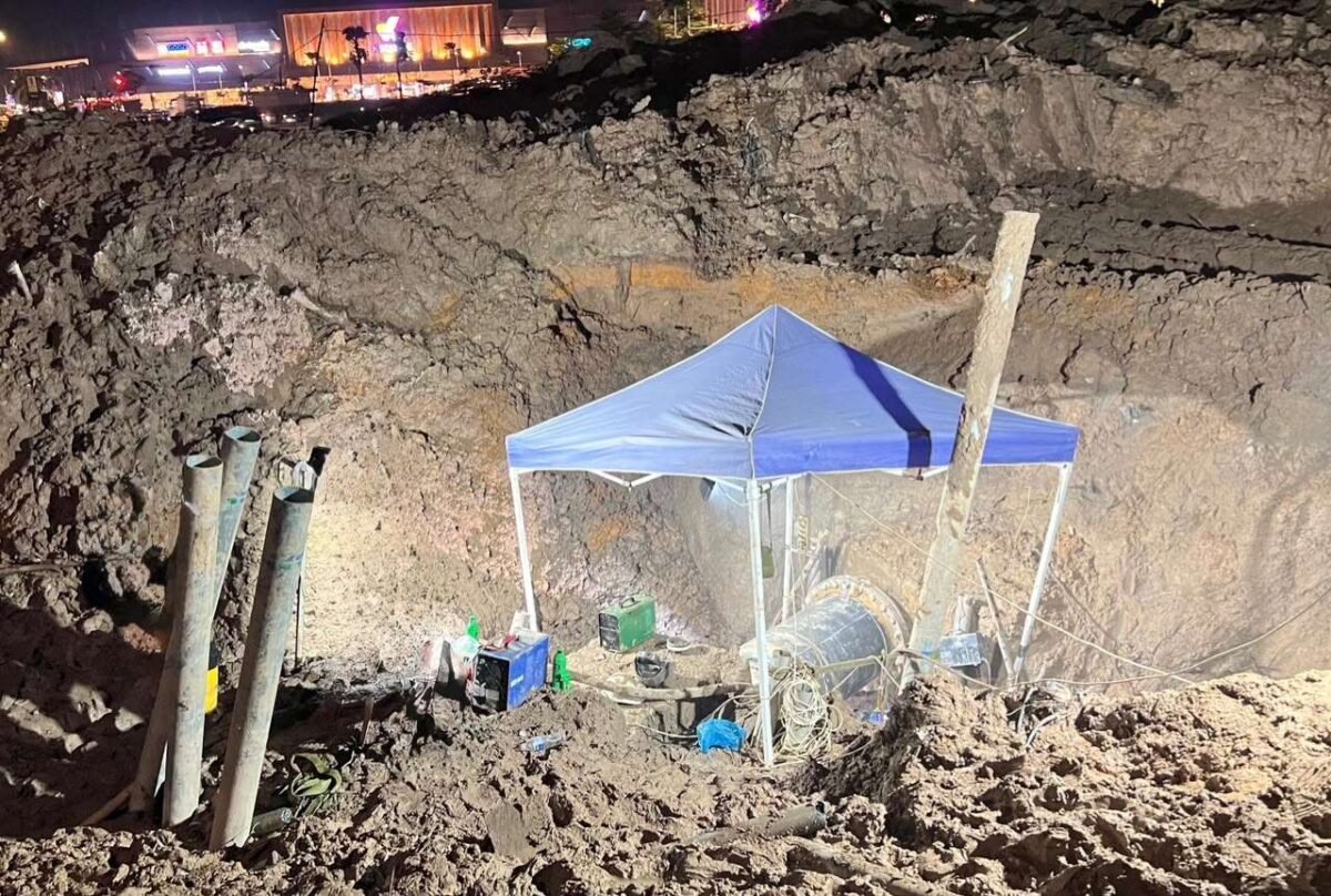 Proses perbaikan kebocoran pipa transmisi di kawasan Simpang Plamo menuju Kepri Mall akhirnya selesai dilakukan pada Jumat (12/6/2026) dini hari. Foto: Humas BP Batam