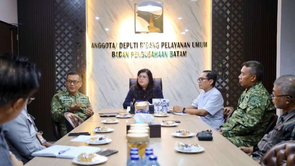 Anggota/Deputi Bidang Pelayanan Umum BP Batam, Ariastuty Sirait, menerima kunjungan Kepala Staf Komando Armada (Kaskoarmada) I Tanjungpinang, Laksamana Pertama TNI Dr. Arif Badrudin, Jumat (12/6/2026). Foto: Humas BP Batam