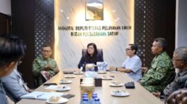 Anggota/Deputi Bidang Pelayanan Umum BP Batam, Ariastuty Sirait, menerima kunjungan Kepala Staf Komando Armada (Kaskoarmada) I Tanjungpinang, Laksamana Pertama TNI Dr. Arif Badrudin, Jumat (12/6/2026). Foto: Humas BP Batam