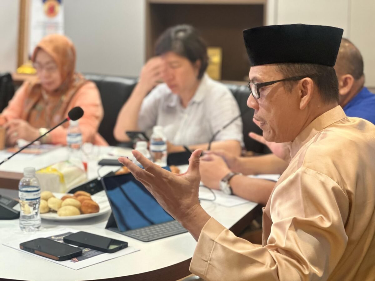 epala Bapenda Batam, Raja Azmansyah, memimpin rapat persiapan Apresiasi Wajib Pajak Taat Pajak Tahun 2026 di Ruang Rapat Bapenda Kota Batam, Jumat (12/6/2026). Foto: Humas Diskominfo Batam