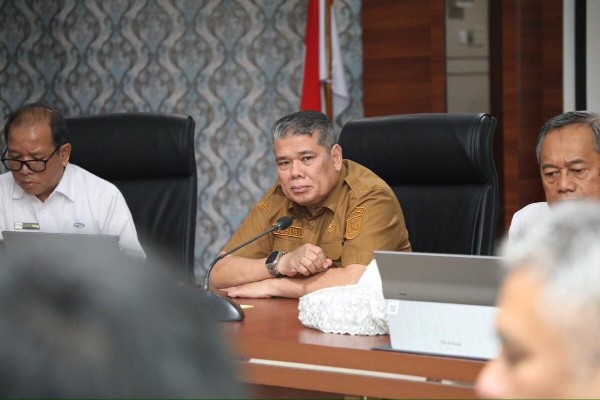 Plt Inspektur Daerah Kota Batam, Yusfa Hendri, memimpin Entry Meeting Asistensi Peningkatan EPK di Kantor Wali Kota Batam, Senin (15/6/2026). Foto: Humas Diskominfo Batam