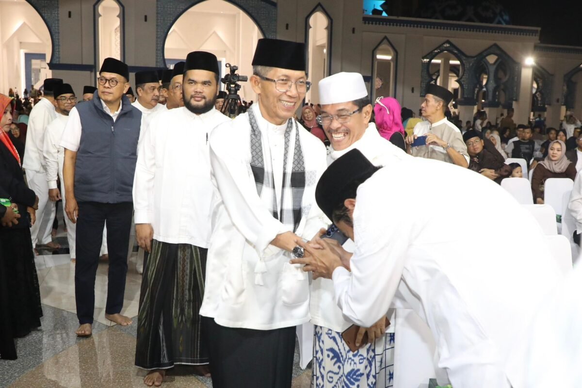 Peringati Tahun Baru Islam 1 Muharram 1448 Hijriah di Masjid Agung Raja Hamidah, Batamcentre, Senin (15/6/2026) malam, berlangsung khidmat tersebut dihadiri ribuan jemaah. Foto: Humas Diskominfo Batam
