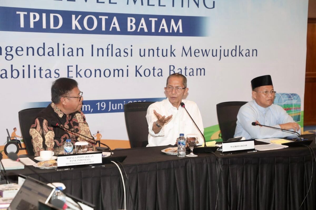 Wali Kota Batam, Amsakar Achmad, menyampaikan arahan saat menghadiri HLM TPID Kota Batam Tahun 2026 di Ruang Raja Haji Fisabilillah, Kantor Perwakilan Bank Indonesia Kepri, Jumat (19/6/2026). Foto: Humas Diskominfo Batam