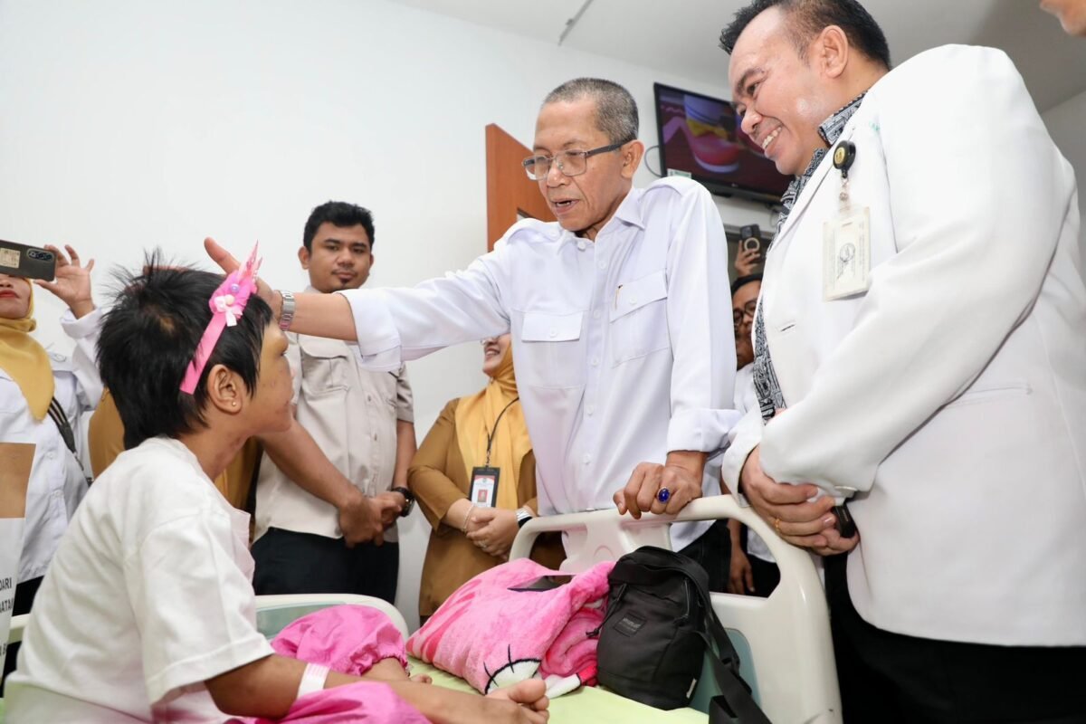 Wali Kota Batam, Amsakar Achmad, mengusap kepala RAL saat menjalani perawatan di RSUD Embung Fatimah, Batuaji, Senin (22/6/2026). Foto: Humas Diskominfo Batam