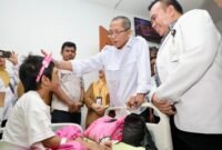 Wali Kota Batam, Amsakar Achmad, mengusap kepala RAL saat menjalani perawatan di RSUD Embung Fatimah, Batuaji, Senin (22/6/2026). Foto: Humas Diskominfo Batam
