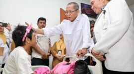 Wali Kota Batam, Amsakar Achmad, mengusap kepala RAL saat menjalani perawatan di RSUD Embung Fatimah, Batuaji, Senin (22/6/2026). Foto: Humas Diskominfo Batam
