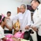 Wali Kota Batam, Amsakar Achmad, mengusap kepala RAL saat menjalani perawatan di RSUD Embung Fatimah, Batuaji, Senin (22/6/2026). Foto: Humas Diskominfo Batam