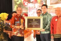 Wali Kota Batam, Amsakar Achmad, menyerahkan piagam kepada salah seorang wajib pajak saat Malam Apresiasi Wajib Pajak Kota Batam 2026 di Ballroom Harmoni One Hotel, Batamcentre, Senin (22/6/2026) malam. Foto: Humas Diskominfo Batam