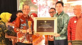 Wali Kota Batam, Amsakar Achmad, menyerahkan piagam kepada salah seorang wajib pajak saat Malam Apresiasi Wajib Pajak Kota Batam 2026 di Ballroom Harmoni One Hotel, Batamcentre, Senin (22/6/2026) malam. Foto: Humas Diskominfo Batam