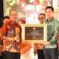 Wali Kota Batam, Amsakar Achmad, menyerahkan piagam kepada salah seorang wajib pajak saat Malam Apresiasi Wajib Pajak Kota Batam 2026 di Ballroom Harmoni One Hotel, Batamcentre, Senin (22/6/2026) malam. Foto: Humas Diskominfo Batam