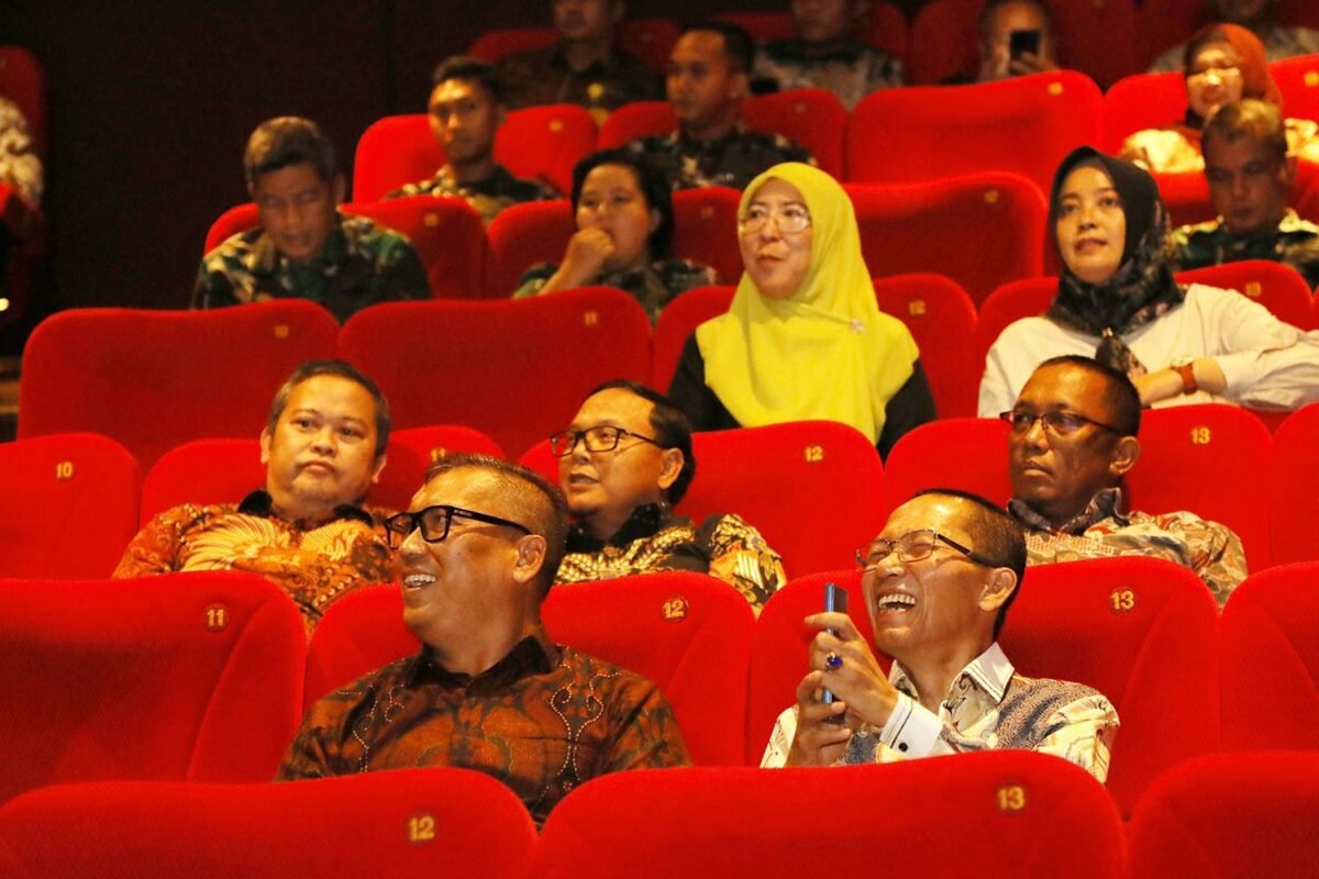 Wali Kota Batam, Amsakar Achmad bersama Wakil Gubenur Kepri Nyanyang Haris Pratamura menghadiri pemutaran film Tanah Sengketa di Mega XXI Batam, Kamis (25/6/2026). Foto: Humas Diskominfo Batam
