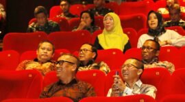 Wali Kota Batam, Amsakar Achmad bersama Wakil Gubenur Kepri Nyanyang Haris Pratamura menghadiri pemutaran film Tanah Sengketa di Mega XXI Batam, Kamis (25/6/2026). Foto: Humas Diskominfo Batam