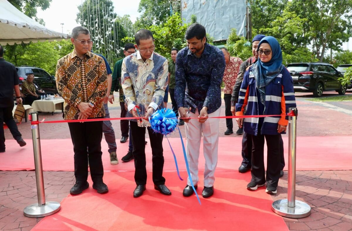 Wali Kota Batam, Amsakar Achmad, didampingi Sekda Batam, Firmansyah, bersama perwakilan manajemen PT Wasco Engineering Indonesia meresmikan fasilitas olahraga di Dataran Engku Putri, Batamcentre, Kamis (25/6/2026). Foto: Humas Diskominfo Batam