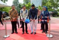 Wali Kota Batam, Amsakar Achmad, didampingi Sekda Batam, Firmansyah, bersama perwakilan manajemen PT Wasco Engineering Indonesia meresmikan fasilitas olahraga di Dataran Engku Putri, Batamcentre, Kamis (25/6/2026). Foto: Humas Diskominfo Batam