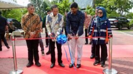 Wali Kota Batam, Amsakar Achmad, didampingi Sekda Batam, Firmansyah, bersama perwakilan manajemen PT Wasco Engineering Indonesia meresmikan fasilitas olahraga di Dataran Engku Putri, Batamcentre, Kamis (25/6/2026). Foto: Humas Diskominfo Batam