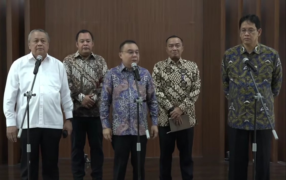 Menkeu Purbaya Yudhi Sadewa usai pertemuan tertutup bersama jajaran pimpinan DPR RI dan Bank Indonesia (BI) di Gedung Nusantara III, Kompleks Parlemen, Senayan, pada Sabtu (6/6/2026). Pertemuan strategis itu dihadiri oleh Wakil Ketua DPR Sufmi Dasco Ahmad, Wakil Ketua Komisi XI DPR RI Mohamad Hekal, Gubernur BI Perry Warjiyo, dan Menteri Sekretaris Negara Prasetyo Hadi. (Istimewa)

