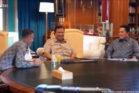 Presiden Prabowo Subianto menerima Menteri Pemuda dan Olahraga (Menpora) Erick Thohir serta pelatih Tim Nasional (Timnas) Indonesia, John Herdman, di kediamannya di Hambalang, Kabupaten Bogor, Jawa Barat, Jumat (19/6/2026). /Foto Sekretariat Presiden
