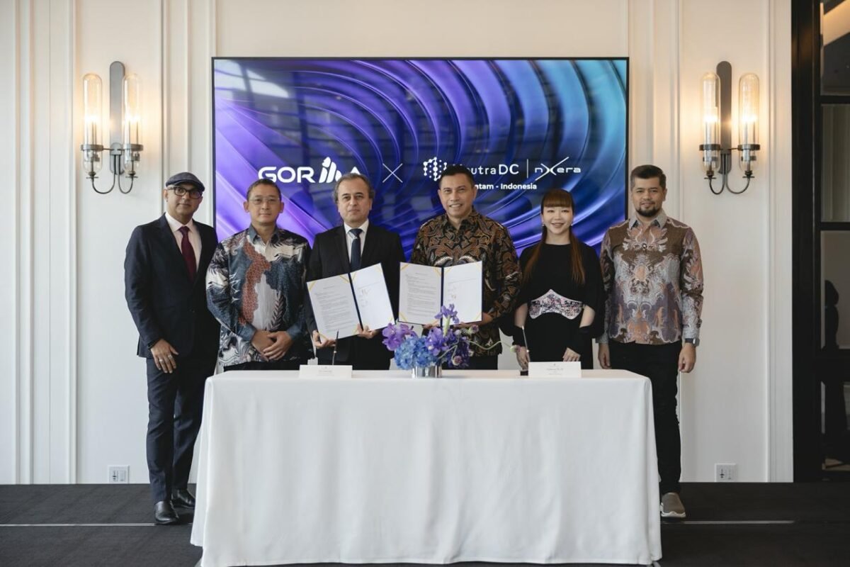  Sesi penandatangan kesepakatan kerja sama yang dilakukan oleh CEO NeutraDC Group Andreuw Th.A.F (ketiga dari kanan) dan Chairman & CEO Gorilla Technology Jay Chandan (ketiga dari kiri), disaksikan langsung oleh Komisaris NeutraDC Nxera Batam Cyndi Pei (kedua dari kanan), Group CTO Gorilla Technology Rajesh Natarajan (paling kiri), yang digelar di Bangkok, Thailand, pada bulan Mei 2026 lalu. Foto: Istimewa
