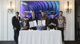  Sesi penandatangan kesepakatan kerja sama yang dilakukan oleh CEO NeutraDC Group Andreuw Th.A.F (ketiga dari kanan) dan Chairman & CEO Gorilla Technology Jay Chandan (ketiga dari kiri), disaksikan langsung oleh Komisaris NeutraDC Nxera Batam Cyndi Pei (kedua dari kanan), Group CTO Gorilla Technology Rajesh Natarajan (paling kiri), yang digelar di Bangkok, Thailand, pada bulan Mei 2026 lalu. Foto: Istimewa