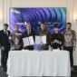  Sesi penandatangan kesepakatan kerja sama yang dilakukan oleh CEO NeutraDC Group Andreuw Th.A.F (ketiga dari kanan) dan Chairman & CEO Gorilla Technology Jay Chandan (ketiga dari kiri), disaksikan langsung oleh Komisaris NeutraDC Nxera Batam Cyndi Pei (kedua dari kanan), Group CTO Gorilla Technology Rajesh Natarajan (paling kiri), yang digelar di Bangkok, Thailand, pada bulan Mei 2026 lalu. Foto: Istimewa