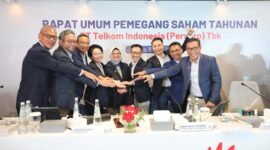 Direktur Legal & Compliance Andy Kelana, Direktur Strategic Business Development & Portfolio Seno Soemadji, Direktur Network Nanang Hendarno, Direktur Enterprise & Business Service Veranita Yosephine, Direktur Utama Dian Siswarini, Direktur Human Capital Management Willy Saelan, Direktur Keuangan & Manajemen Risiko Arthur Angelo Syailendra, Direktur IT Digital Faizal R. Djoemadi, Direktur Wholesale & Internasional Service Budi Satria Dharma Purba usai agenda RUPS Tahunan tahun buku 2025 yang dilaksanakan secara daring di Jakarta, Senin (8/6). Foto: Istimewa