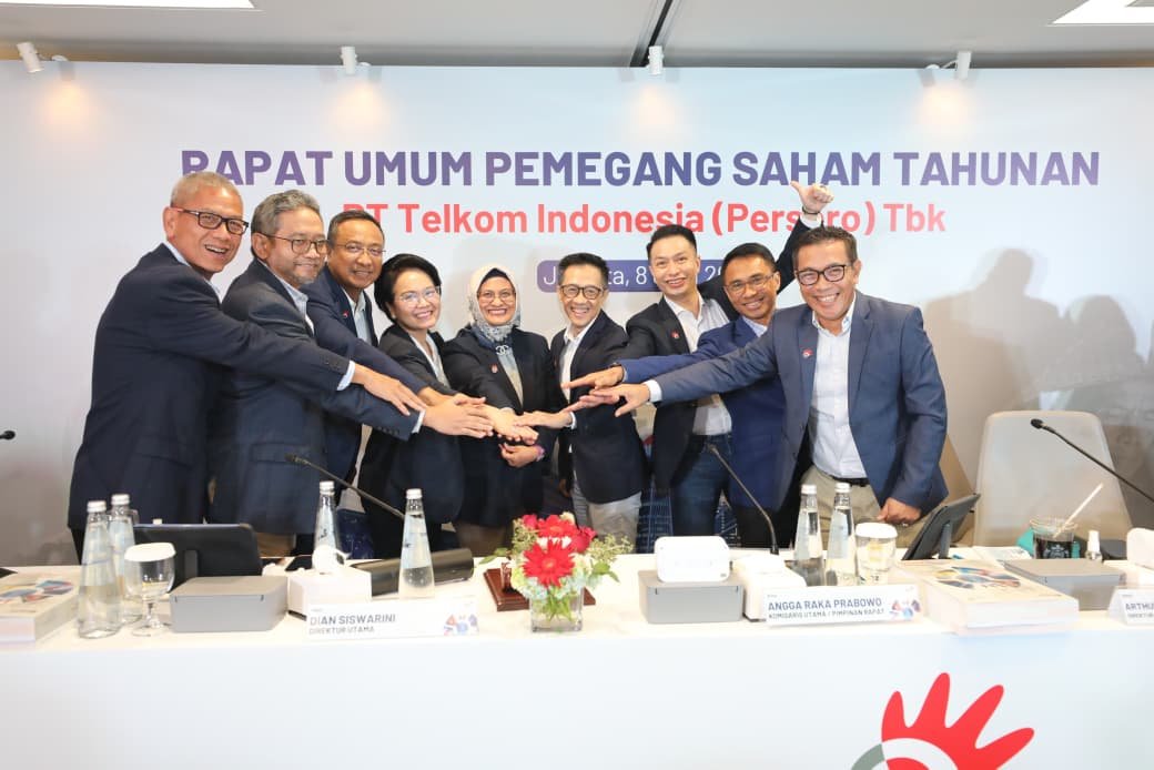 Direktur Legal & Compliance Andy Kelana, Direktur Strategic Business Development & Portfolio Seno Soemadji, Direktur Network Nanang Hendarno, Direktur Enterprise & Business Service Veranita Yosephine, Direktur Utama Dian Siswarini, Direktur Human Capital Management Willy Saelan, Direktur Keuangan & Manajemen Risiko Arthur Angelo Syailendra, Direktur IT Digital Faizal R. Djoemadi, Direktur Wholesale & Internasional Service Budi Satria Dharma Purba usai agenda RUPS Tahunan tahun buku 2025 yang dilaksanakan secara daring di Jakarta, Senin (8/6). Foto: Istimewa