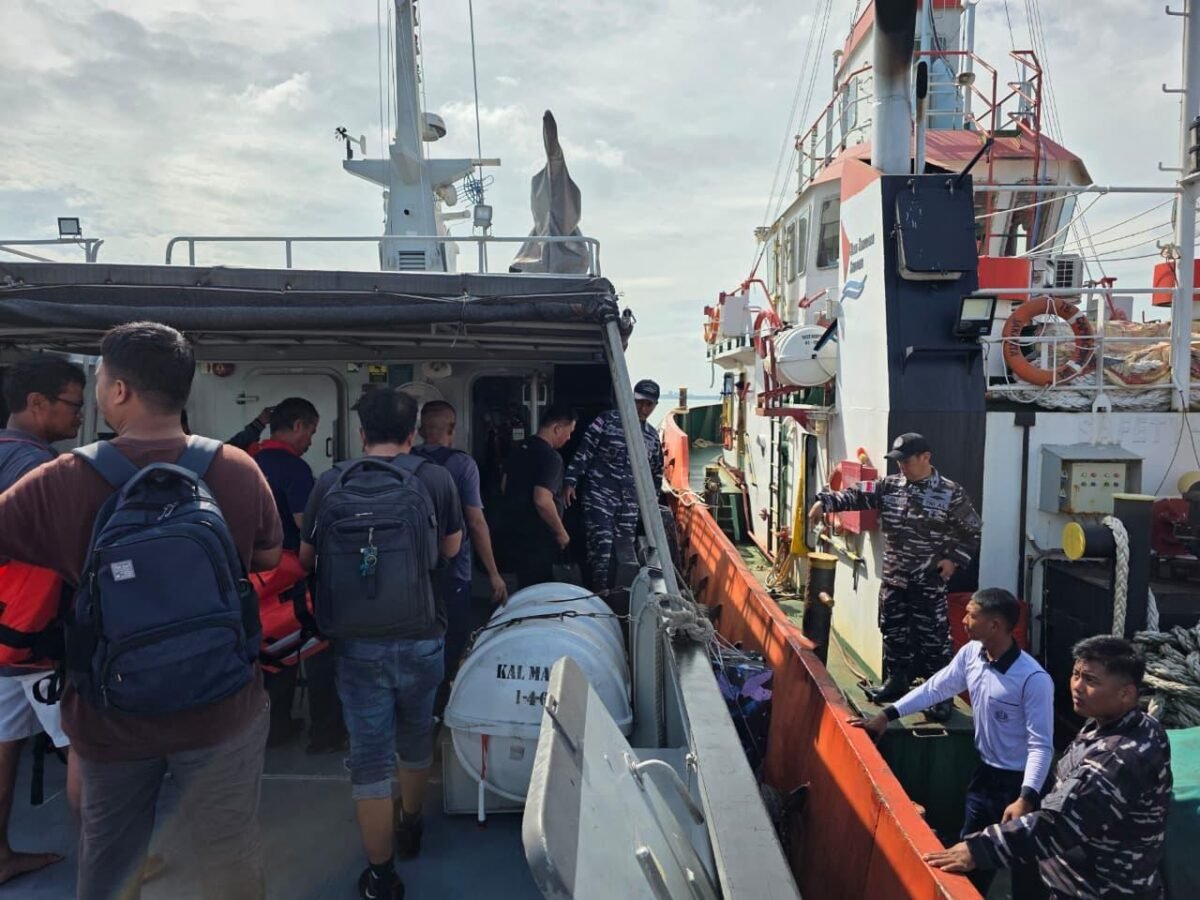 KAL Mapor Satrol Koarmada IV menyelamatkan delapan ABK KM Batam Indah 9 yang tenggelam di perairan Batam, Selasa (23/6/2026). Foto: Istimewa