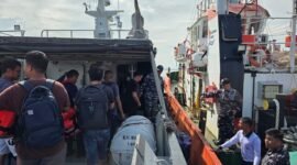 KAL Mapor Satrol Koarmada IV menyelamatkan delapan ABK KM Batam Indah 9 yang tenggelam di perairan Batam, Selasa (23/6/2026). Foto: Istimewa