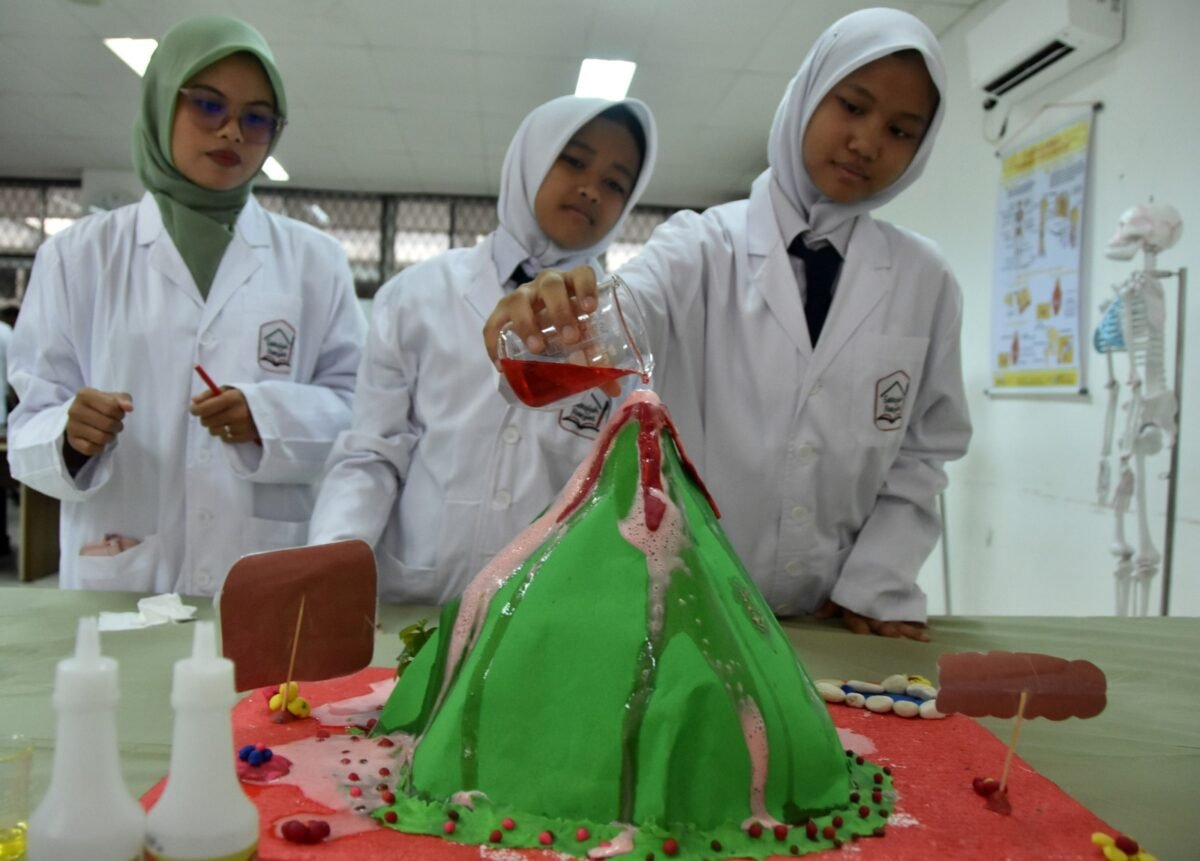 Siswa melakukan praktik simulasi gunung berapi saat open house untuk orang tua dan calon siswa Sekolah Rakyat di SRMP 10, Cibinong, Bogor, Jawa Barat, Rabu (3/6/2026). Kegiatan yang diikuti ratusan calon siswa di SRMP 10, Bogor tersebut untuk membangun kesamaan visi, mengenalkan sistem asrama gratis dan memberikan kepastian akses pendidikan yang setara bagi anak-anak dari keluarga tidak mampu. (ANTARA FOTO/Arif Firmansyah/nym