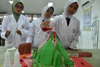 Siswa melakukan praktik simulasi gunung berapi saat open house untuk orang tua dan calon siswa Sekolah Rakyat di SRMP 10, Cibinong, Bogor, Jawa Barat, Rabu (3/6/2026). Kegiatan yang diikuti ratusan calon siswa di SRMP 10, Bogor tersebut untuk membangun kesamaan visi, mengenalkan sistem asrama gratis dan memberikan kepastian akses pendidikan yang setara bagi anak-anak dari keluarga tidak mampu. (ANTARA FOTO/Arif Firmansyah/nym
