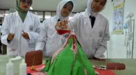 Siswa melakukan praktik simulasi gunung berapi saat open house untuk orang tua dan calon siswa Sekolah Rakyat di SRMP 10, Cibinong, Bogor, Jawa Barat, Rabu (3/6/2026). Kegiatan yang diikuti ratusan calon siswa di SRMP 10, Bogor tersebut untuk membangun kesamaan visi, mengenalkan sistem asrama gratis dan memberikan kepastian akses pendidikan yang setara bagi anak-anak dari keluarga tidak mampu. (ANTARA FOTO/Arif Firmansyah/nym