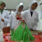 Siswa melakukan praktik simulasi gunung berapi saat open house untuk orang tua dan calon siswa Sekolah Rakyat di SRMP 10, Cibinong, Bogor, Jawa Barat, Rabu (3/6/2026). Kegiatan yang diikuti ratusan calon siswa di SRMP 10, Bogor tersebut untuk membangun kesamaan visi, mengenalkan sistem asrama gratis dan memberikan kepastian akses pendidikan yang setara bagi anak-anak dari keluarga tidak mampu. (ANTARA FOTO/Arif Firmansyah/nym
