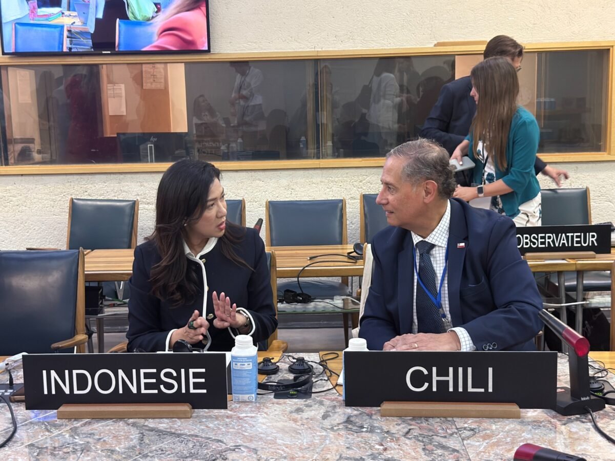 Direktur Jenderal Komunikasi Publik dan Media Kementerian Komunikasi dan Digital, Fifi Aleyda Yahya (kiri), berbincang dengan delegasi Chili pada The 70th Meeting of the Bureau of the Intergovernmental Council of UNESCO’s International Programme for the Development of Communication (IPDC) yang berlangsung di Paris, Prancis, Kamis (18/6/ 2026). Indonesia dalam forum tersebut dikatakan Fifi mendorong penguatan kapasitas media dalam menghadapi disrupsi kecerdasan artifisial (AI), menjaga integritas informasi, serta meningkatkan keselamatan jurnalis melalui forum UNESCO. Foto: Istimewa/Ditjen KPM Kemkomdigi