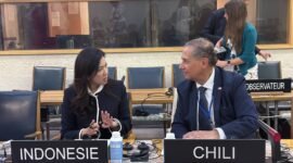 Direktur Jenderal Komunikasi Publik dan Media Kementerian Komunikasi dan Digital, Fifi Aleyda Yahya (kiri), berbincang dengan delegasi Chili pada The 70th Meeting of the Bureau of the Intergovernmental Council of UNESCO’s International Programme for the Development of Communication (IPDC) yang berlangsung di Paris, Prancis, Kamis (18/6/ 2026). Indonesia dalam forum tersebut dikatakan Fifi mendorong penguatan kapasitas media dalam menghadapi disrupsi kecerdasan artifisial (AI), menjaga integritas informasi, serta meningkatkan keselamatan jurnalis melalui forum UNESCO. Foto: Istimewa/Ditjen KPM Kemkomdigi