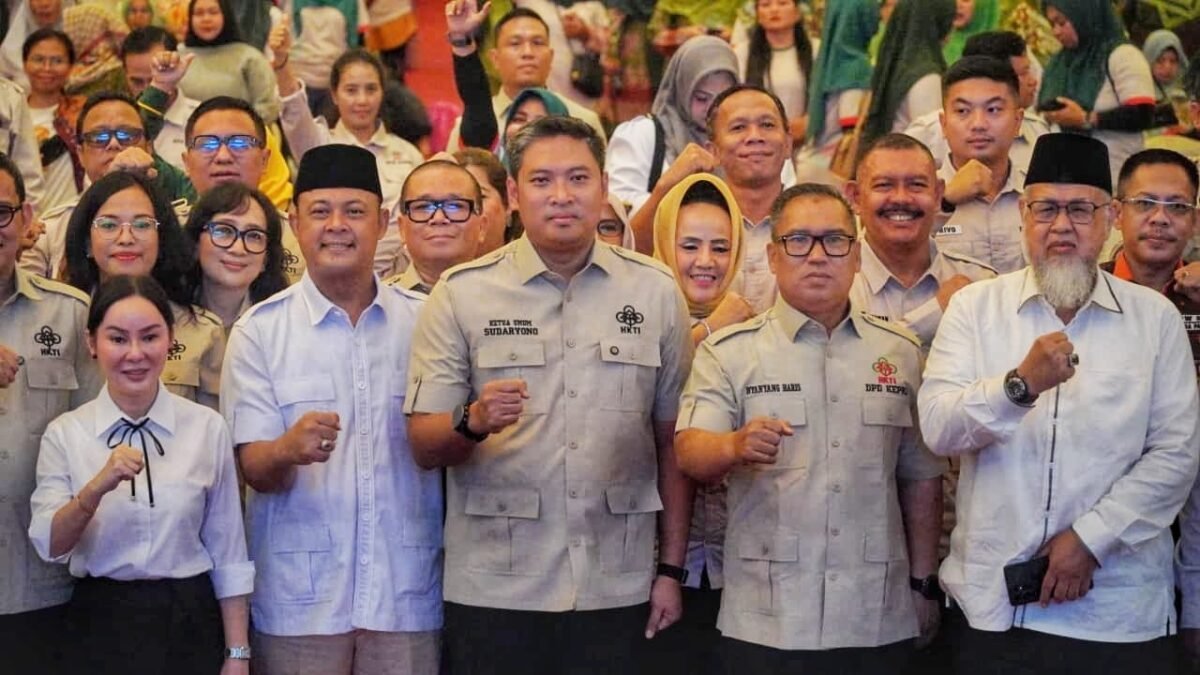 Foto bersama Wamentan, Ketua DPRD Kepri Iman Sutiawan, Wawako Batam Li Claudia Chandra, serta pengurus DPD HKTI Kepri. Foto: Diskominfo Kepri