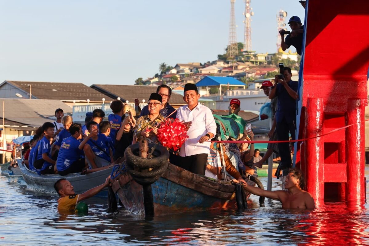 Gubernur Kepri Ansar Ahmad bersama Wamendikdasmen RI Atip Latipulhayat memotong pita, membuka perhelatan kebudayaan yang diyakini mampu mendongkrak pariwisata di Provinsi Kepri. Foto: Diskominfo Kepri