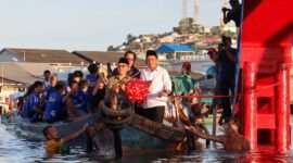 Gubernur Kepri Ansar Ahmad bersama Wamendikdasmen RI Atip Latipulhayat memotong pita, membuka perhelatan kebudayaan yang diyakini mampu mendongkrak pariwisata di Provinsi Kepri. Foto: Diskominfo Kepri